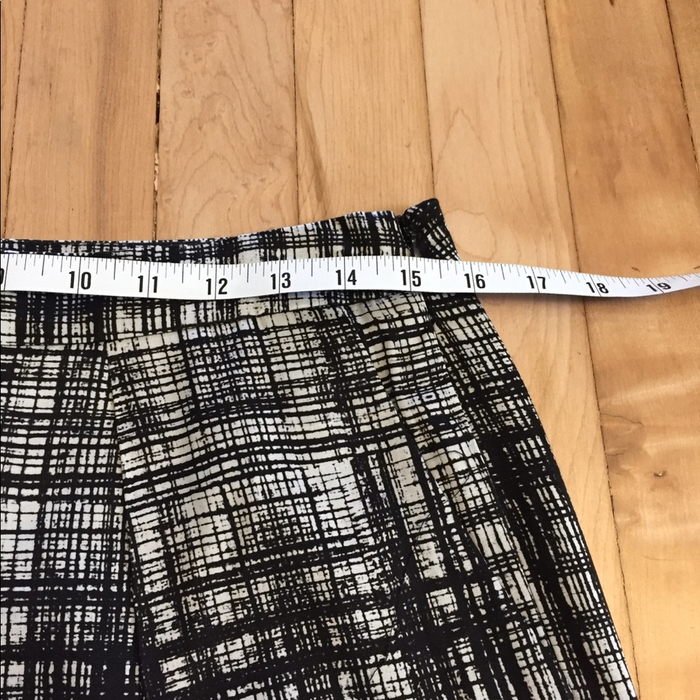 Ann Taylor LOFT skirt size 6. Black & white design - Picture 5 of 6